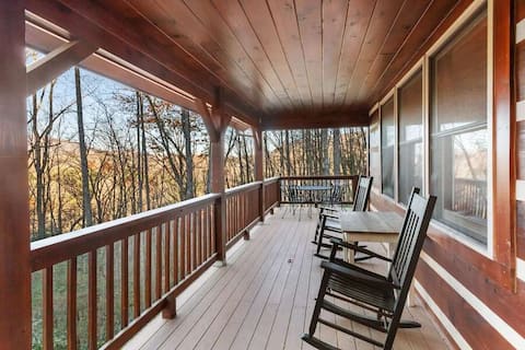 Private Cabin near attractions w/ hot tub + VIEW