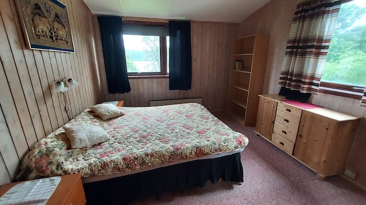 Dvojlôžková izba s výhľadom na rieku Tana.