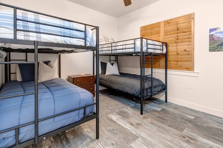 Zwei Etagenbetten für vier Gäste