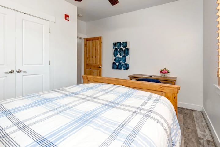 Zweites Schlafzimmer mit Queensize-Doppelbett und Schreibtisch