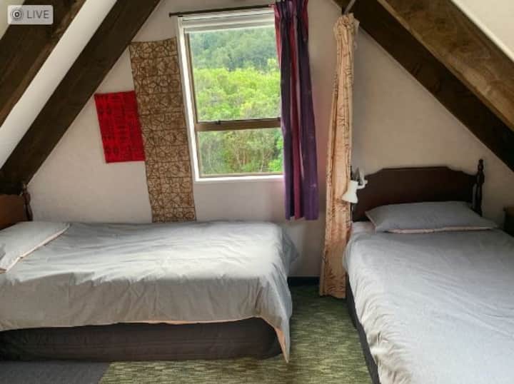 เตียงเดี่ยว 2 เตียงหรือดันเข้าด้วยกันสำหรับเตียงคิงไซส์ในห้องนอน 2