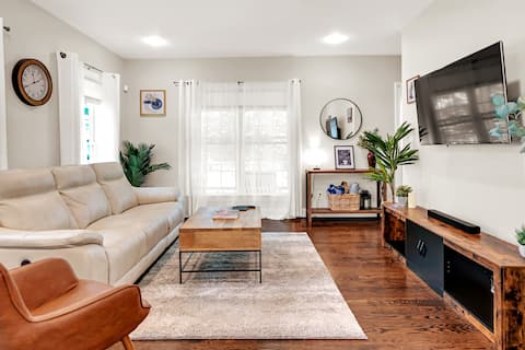 Top Airbnb: The All Seasons Oasis! Pool+Hot Tub+Games+Train in Westchester County