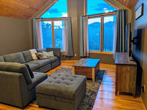 Top Airbnb: Bluebird View ~ 10 Acres, Hot Tub, Spacious in Woodland Park