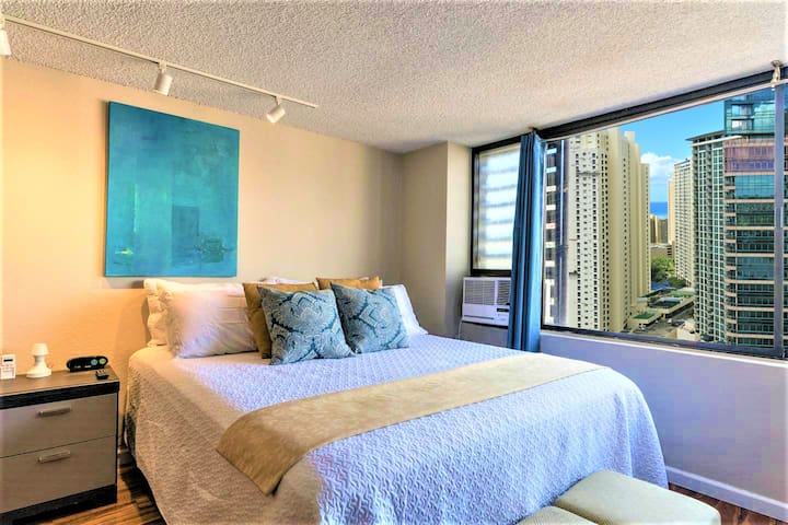Modern, New KingBed Luxury Spacious Studio, Legal!