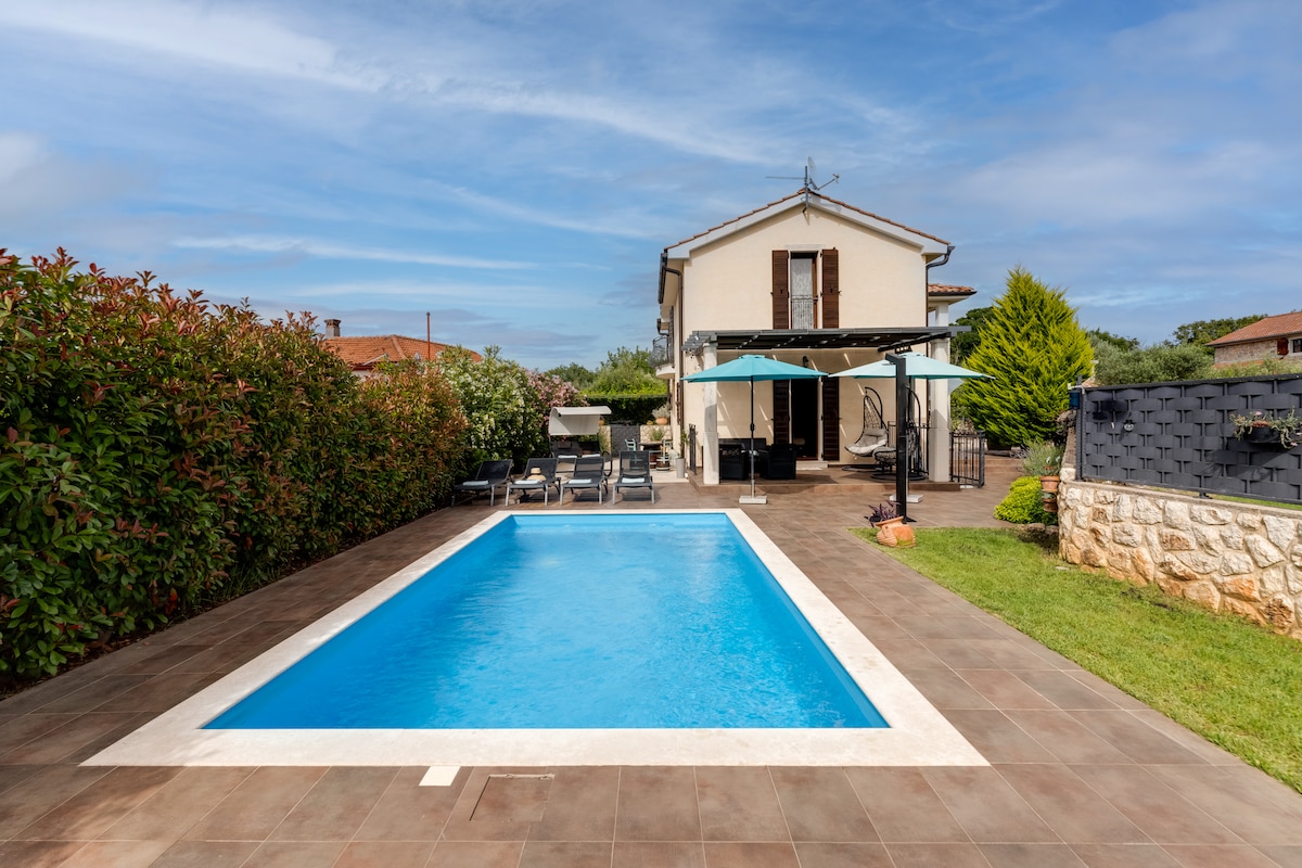 Villa Willheim · Romantic villa with pool, in quiet area, beach