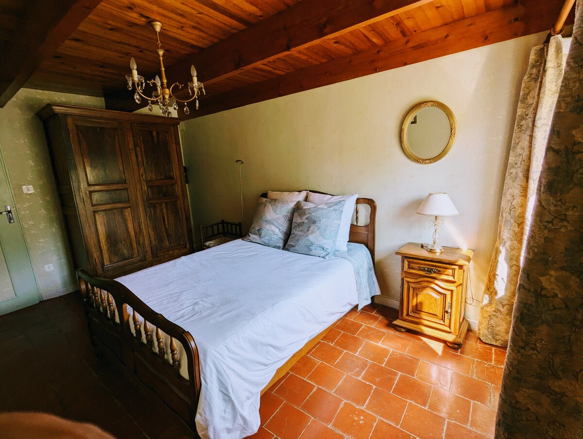 Chambre Rocher du Loup, מיטה זוגית עם מלתחה