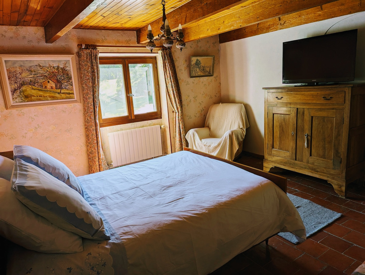 Chambre Roc de l'Aigle, מיטה זוגית, שידת מגירות, טלוויזיה, מיטה מתקפלת 