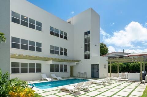 Coral Beach: Pool & Beach Access