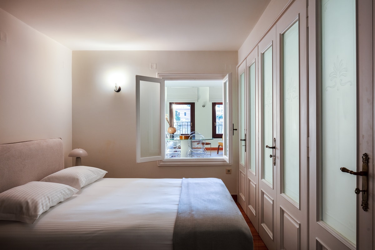 Dormitorio tamaño king (1,60 x 2,00) con armario y aire acondicionado autónomo