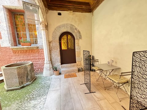 Popular Airbnb listing: Castillet Sector Studio in Perpignan