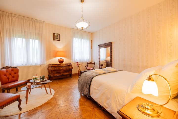 חדר שינה עם אזור מנוחה מקסים. מרווח ובהיר, הוא מציע מקום אידיאלי להירגע, לקרוא או להירגע, להבטיח נוחות ושלווה ללילות שלווים.