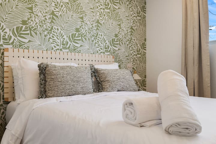 Pokojná spálňa s čistou bielizňou a mäkkými textúrami, ideálna na odpočinok po celodennom dni.