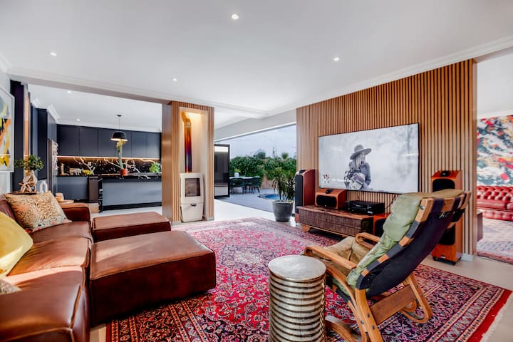 Sleek, bespoke home 1 min from beach.