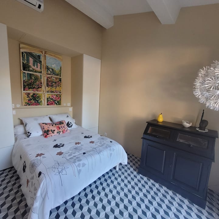 غرفة النوم 1 في البيت الرئيسي الصغير. سرير 140 سم + خزانة واحدة وخزانتين ودرجين 