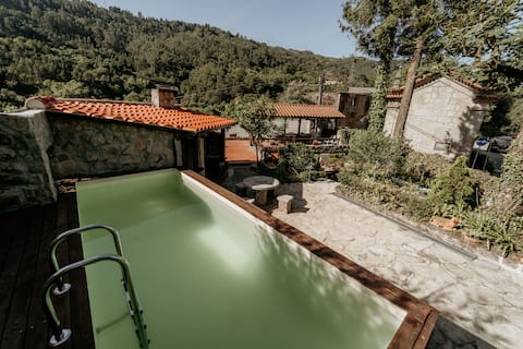 4-bedroom Accommodation in Gerês-Next to the River