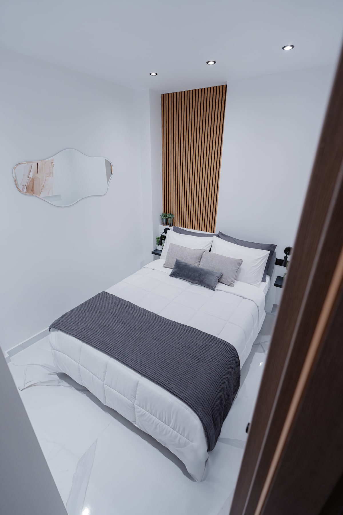 Დასვენებისა და მოწესრიგებისთვის განკუთვნილი ოთახი.
Მეტი სიმშვიდისა და შთაგონების მისაღებად გაეცანით ჩვენს ვიდეოებს @CapraEurope-ზე.