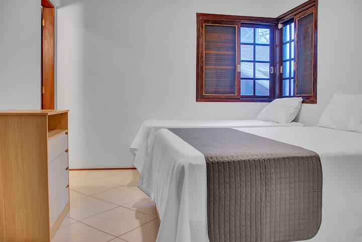 Საძინებელი 2 ორადგილიანი საწოლით და ერთადგილიანი საწოლით. Თეთრეული მიუწვდომელია.
