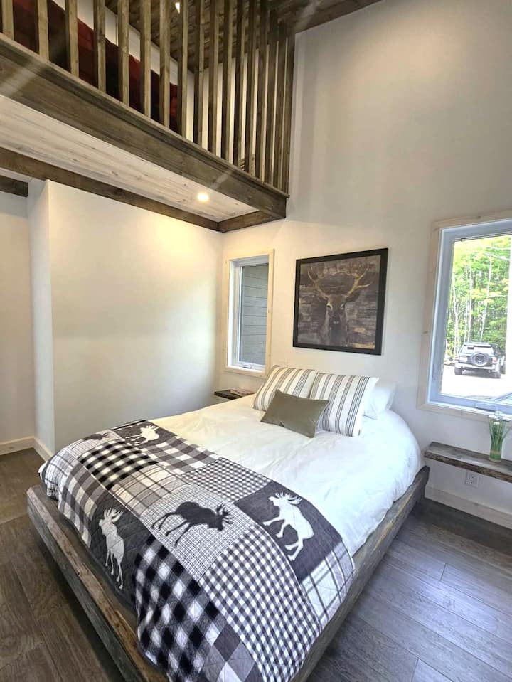 Bedroom with 1 queen bed