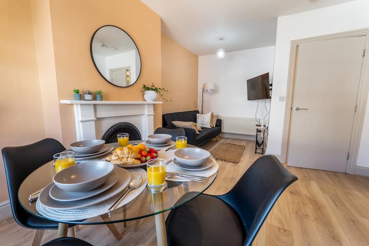 Comfy 5 Star Stays, Wirral, Sleeps 8, Free Parking - Crosby Beach