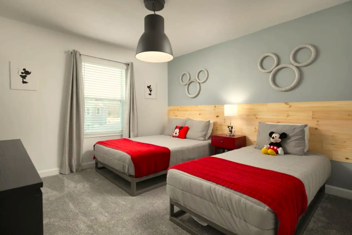 Dhomë gjumi me tematikë Mickey me një krevat dopio dhe një krevat tek