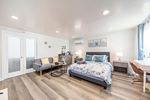 Chic Studio with Sofa Bed: Ideal Urban Getaway