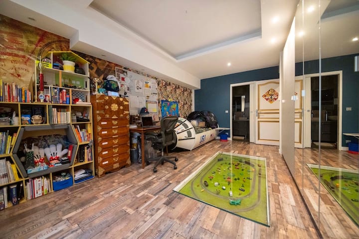 床、书桌、书籍和模型火车轨道设置在结构玻璃地板下的地板上。