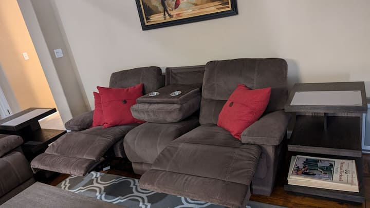 Obe pohovky majú sklápacie operadlá a držiak na nápoje, ktorý sa dá sklopiť alebo postaviť, aby ste získali ďalšie miesto na väčšej pohovke.