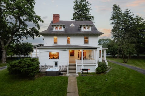 Waterfront, Boat, Hot Tub, Movie Theater & Firepit