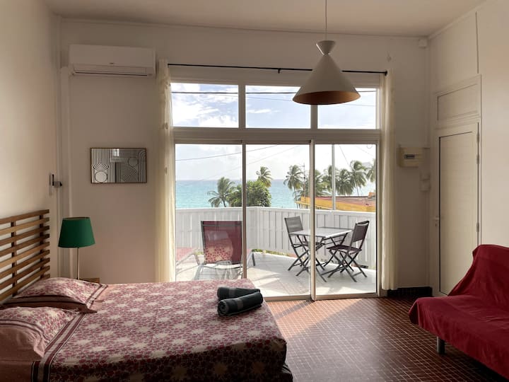 Air-conditioned studio with sea view 80m from the beach