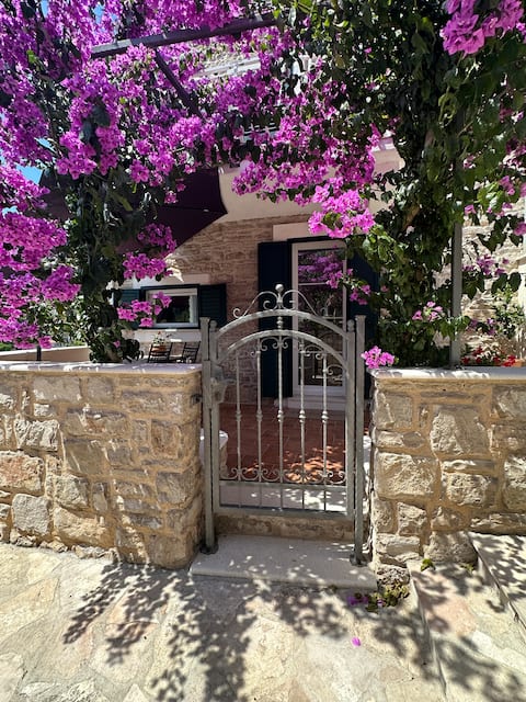 Popular Airbnb listing: Apartment Izzy, Stomorska in Općina šolta