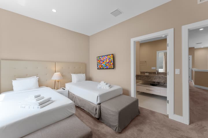 חדר שינה #3 עם מיטה מלאה אחת, מיטה זוגית אחת וחדר רחצה עם מקלחת#פארקים # MagicVillage #Townhouse #Vacation #Rental #Kissimmee #Orlando#Universal#Citywalk#legoland#shortstay#longstay#BBQ#grill