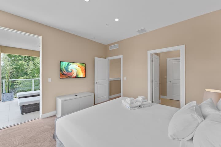 סוויטת הורים #1 עם מיטת קינג סייז ונוף למרפסת #פארקים #MagicVillage #Townhouse #Vacation #Rental #Kissimmee #Orlando#Universal#Citywalk#legoland#shortstay#longstay#bbq#grill