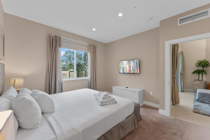 סוויטת הורים #2 עם מיטת קווין #פארקים #MagicVillage #Townhouse #Vacation #Rental #Kissimmee #Orlando#Universal#Citywalk#legoland#shortstay#longstay#bbq#grill