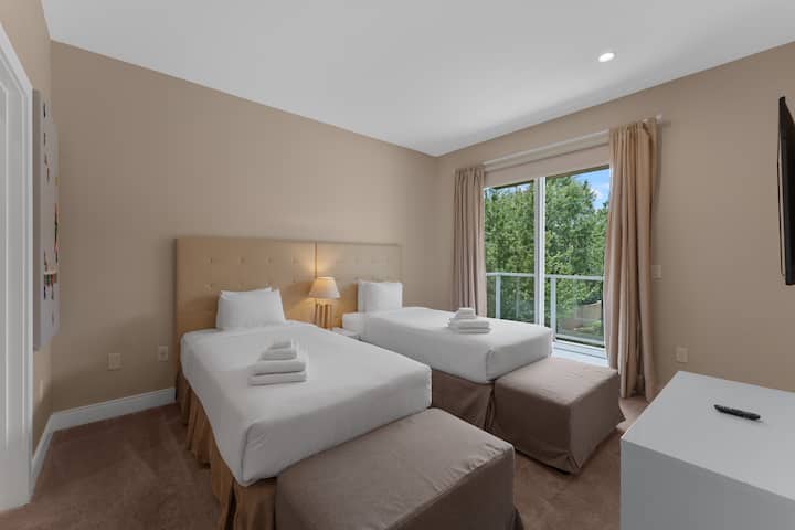 חדר שינה #3 עם מיטה מלאה אחת, מיטה זוגית אחת וחדר רחצה עם מקלחת#פארקים # MagicVillage #Townhouse #Vacation #Rental #Kissimmee #Orlando#Universal#Citywalk#legoland#shortstay#longstay#BBQ#grill