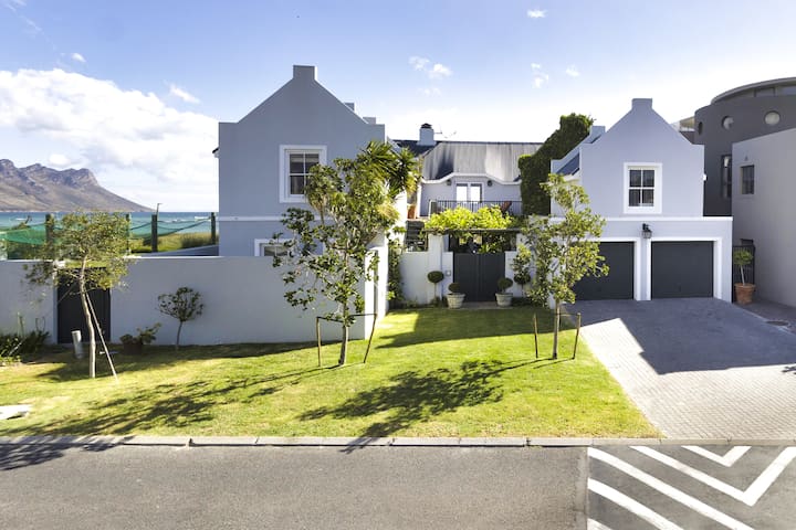 Strand Beach Lodge a luxury villa on the beach!