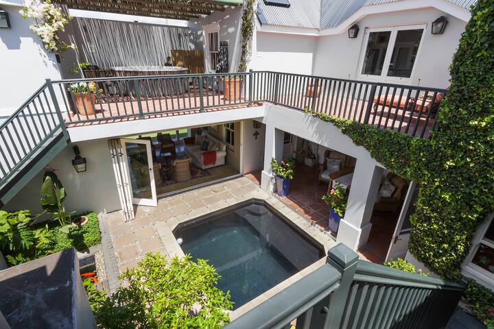 Strand Beach Lodge a luxury villa on the beach! gallery image 4