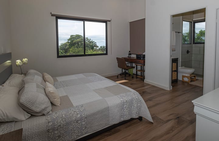 Entspanne dich in diesem gemütlichen, klimatisierten Zimmer mit atemberaubender Aussicht - eines am Strand und eines am Pool. Außerdem gibt es Jalousien, die den Raum verdunkeln und einen erholsamen Schlaf in einer ruhigen Atmosphäre gewährleisten.