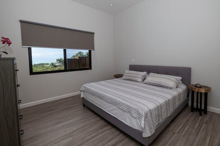 Entspanne dich in diesem gemütlichen, klimatisierten Zimmer mit atemberaubender Aussicht - eines am Strand und eines am Pool. Außerdem gibt es Jalousien, die den Raum verdunkeln und einen erholsamen Schlaf in einer ruhigen Atmosphäre gewährleisten.