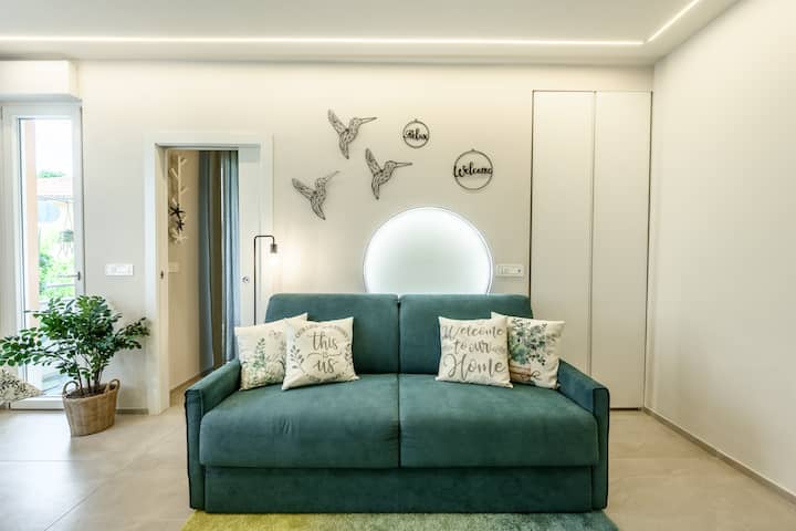 มีตู้เสื้อผ้า 2 ประตูให้ผู้เข้าพักนอนในห้องนั่งเล่น