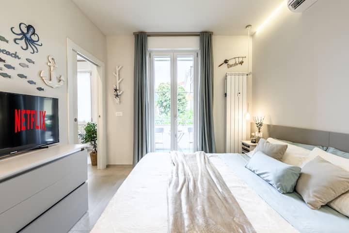 ห้องเตียงใหญ่ที่อบอุ่นพร้อมหมอนผ้าห่มและผ้านวม เครื่องนอนพร้อมเมื่อคุณมาถึง เครื่องกระจายความร้อนแบบปรับได้อิสระเพื่อความสะดวกสบายสูงสุด