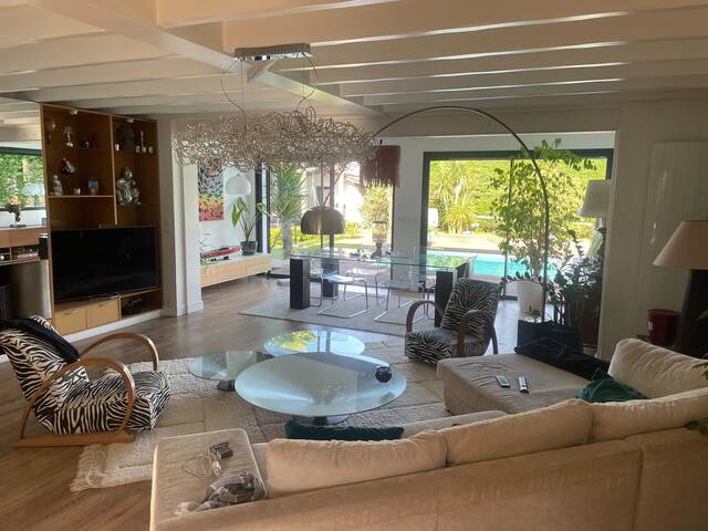 Belle demeure, jardin, piscine gallery image 3