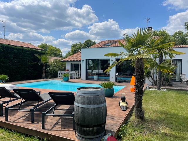 Belle demeure, jardin, piscine gallery image 2