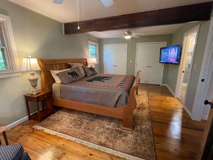 Primárna/hlavná spálňa s novým systémom skrine a 50-palcovým inteligentným televízorom.  Vlastná kúpeľňa