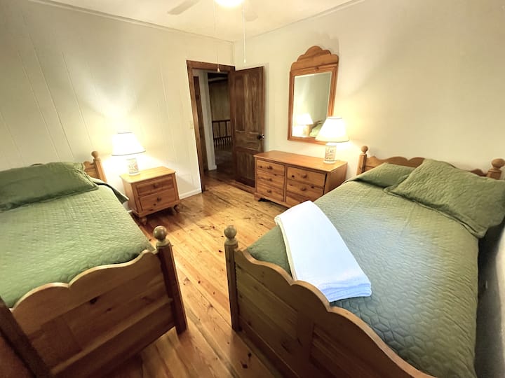 Dve samostatné poschodové postele oddelené ako dvojčatá alebo ich možno stlačiť spolu s výplňou matraca, aby sa vytvorila manželská posteľ.