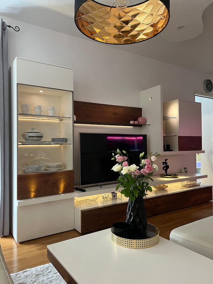 Apartment Anaa | Modern, Balcony & Parking - Radovljica