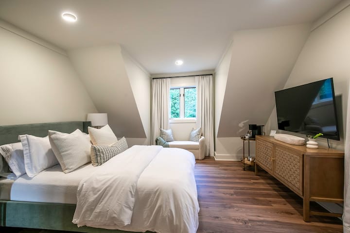 Krevat dopio "queen" luksoz, me një gamë ngjyrash neutrale dhe shtroja të rehatshme.