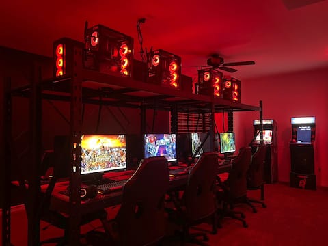 The LAN House - Sleeps 21