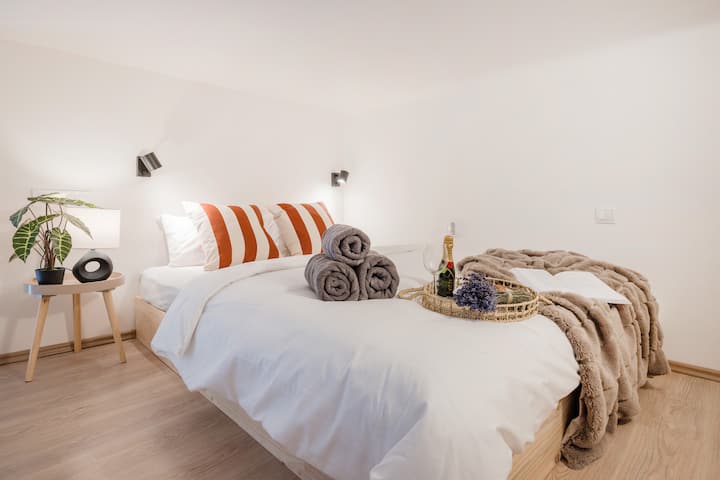 Entra en este acogedor dormitorio loft en la planta superior 
