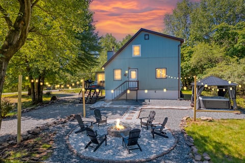 Fire pit, Hot tub, Shuffleboard, Game Room & More!