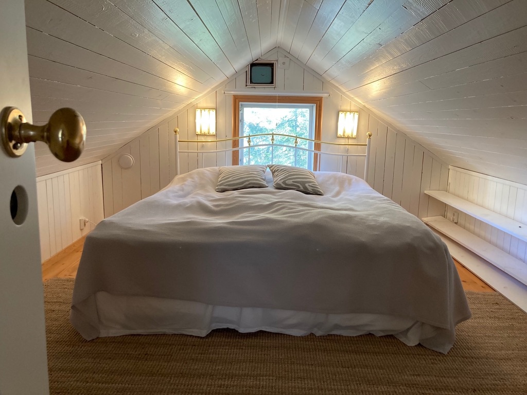 Спалня на горния етаж - ограничено пространство над главата. Леглото може да бъде разделено на 2 отделни легла (2x90 см).